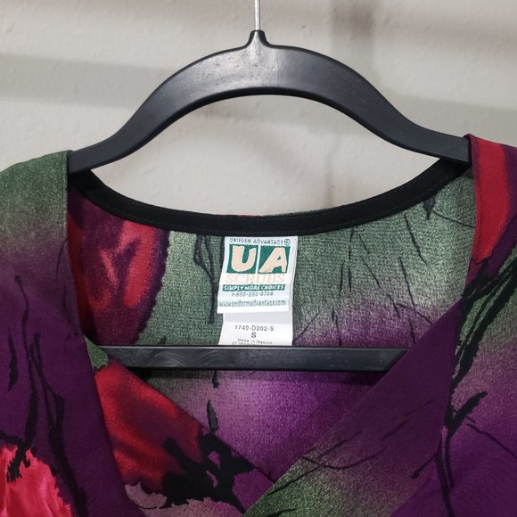Uniform Advantage Dark Romance Rose Print Scrub Top Small - Picture 3 of 8